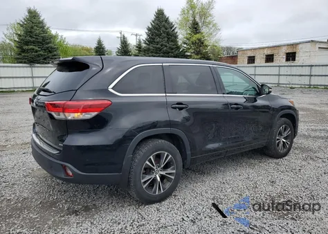 2018 Toyota Highlander Le z USA, uszkodzony, nr VIN 5TDBZRFH3JS817557